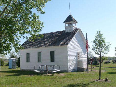 These 20 One-Room Schoolhouses In Nebraska Will Take You Back In Time Abandoned Churches, Red School House, Country School, Beautiful Decay, Old School House, Lincoln County, School House Rock, Moon Party, House Aesthetic