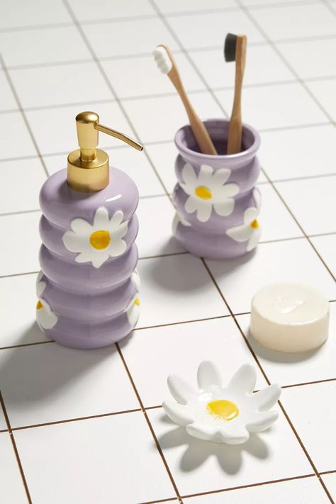 Daisy Soap Dish | Urban Outfitters Cute Simple Bathroom Decor, Bathroom Wall Accessories, Cute Knick Knacks Decor, Flower Soap Dispenser, Urban Outfitters Kitchen Decor, Urban Outfitters Dorm Room Ideas, Lavender Bathroom Decor Ideas, Cute Dorm Inspiration, Lavender And Yellow Bathroom