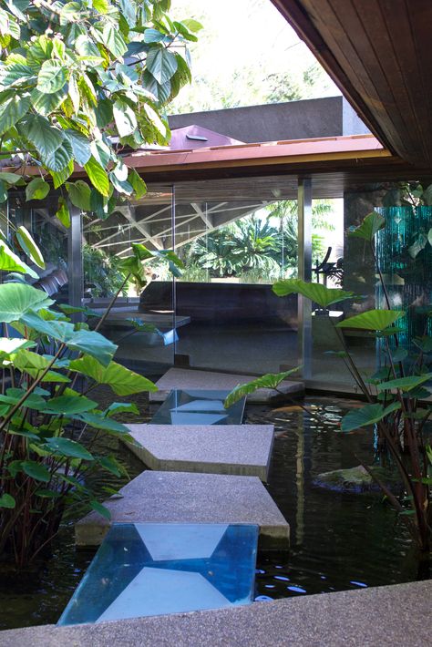 Above the pond is an opening that allows the whole house to feel connected to the outdoors. John Lautner, Goldstein House, Sculptural Architecture, Sheats Goldstein Residence, Goldstein Residence, Mid Century Exterior, Famous Architecture, Modern Architects, Modern Pools