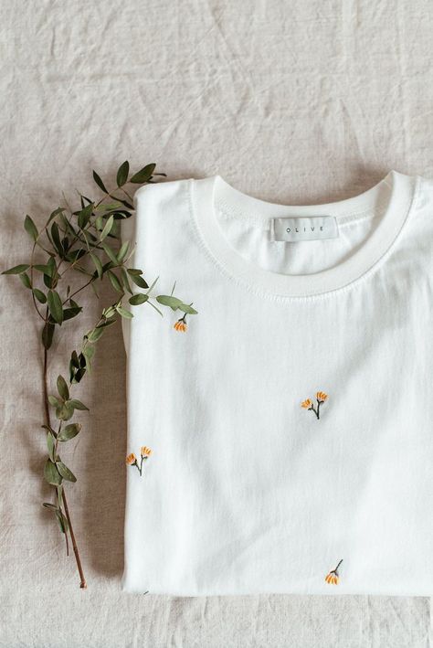 Embroidery Tee Shirts Diy, Embroidery Designs On Tshirt, Tshirt Embroidery Diy, Shirt Embroidery Designs, T Shirt Embroidery Ideas, Tshirt Embroidery Ideas, Diy Embroidered Shirt, Hand Embroidery On Clothes, Embroidery On Tshirt