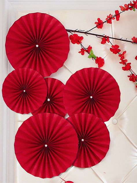 Chinese Theme Parties, Chinese Party, Japanese Christmas, Japanese Party, Asian Party, Paper Fan Decorations, Kerajinan Diy, Chinese Theme, Chinese New Year Crafts