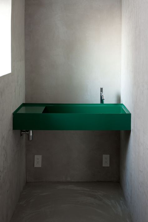 Green Sink, Restroom Remodel, House Tokyo, Modern Sink, Bad Inspiration, Apartment Renovation, This Old House, Bathroom Trends, Bad Design