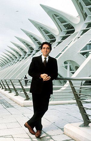 Santiago Calatrava: Architect Santiago Calatrava infront of the Science Museum Santiago, Santiago Calatrava, Chinese Architecture, Calatrava Architecture, Santiago Calatrava Architecture, New Architecture, Top Architects, Zaha Hadid Architects, Famous Architects