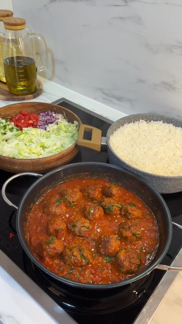 Nurcan‘s Kitchen on Instagram: "Meatballs in tomato sauce with basmati rice and salad🥘🥗🍚 🇹🇷Domates soslu köfte, basmati pilavı ve salata 🥘🥗🍚 🇩🇪Frikadellen in tomatensoße mit basmati reis und salat🥘🥗🍚 Ingredients (4-5 persons) for the meatballs: •200 gr minced meat •2 tablespoon breadcrumbs •one egg •salt,black pepper,thyme other ingredients: •2-3 tablespoon oil •50 gr butter •one middle sized onion •one tablespoon tomato paste •salt,black pepper,chili flakes,thyme •200 gr canned tom Healthy Recipes With Meatballs, In The Kitchen, Tomato Meals, Rice And Meatballs, Rice And Sauce, Meatball Rice, Cooking In Kitchen, Rice And Meat, Rice And Salad