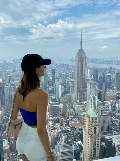 Empire State Building Instagram Pictures, Empire State Building Photo Ideas, Empire State Building Picture Ideas, Summit One Vanderbilt Photo Ideas, Nyc Poses, New York Spring Outfits, Spring Outfits Chic, Nyc Xmas, Empire State Building View