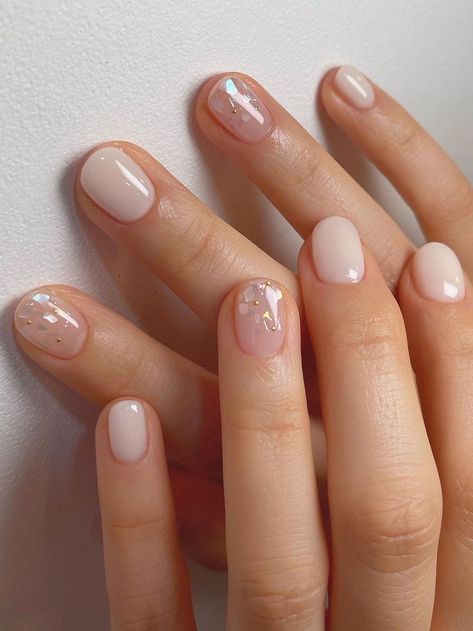 short milky white nails with glitter accents Simple Summer Nail Art 2024, Short Gel Neutral Nails, Trending Simple Nails, Color French Gel Nails, Neutral Designs Nails, Cute Short Neutral Nails, Nails Dip Natural, Glitter Nail Ideas Short, Gel Polish Nails Short