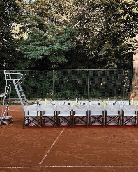 A celebration in style. 📷: @tabloomargot #tenniscourt #tennis #tennislove #eventdesign #eventphotography #celebrationoflife #fyp | Instagram Wedding Tennis Court, Tennis Tournament Aesthetic, Tennis Court Party, Wimbledon Aesthetic, Tennis Court Wedding, Tennis Bar, Tennis Court Design, Event Aesthetic, Tennis Wedding