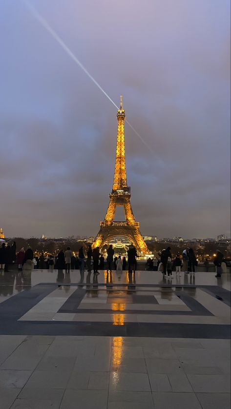 Handball Players, Paris Asthetics Photos, Paris France Photos, Tower Photography, Eiffel Tower Photography, Effiel Tower, Eifel Tower, City Paris, Eiffel Tower In Paris