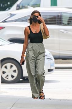 City Outfit Spring Street Styles, August Fashion Outfits, La In September Outfits, Ny Summer Outfits Casual, Summer Style New York, Casual City Outfits, New York City Outfits Spring 2023, New York Street Fashion Summer, Nyc Looks Spring