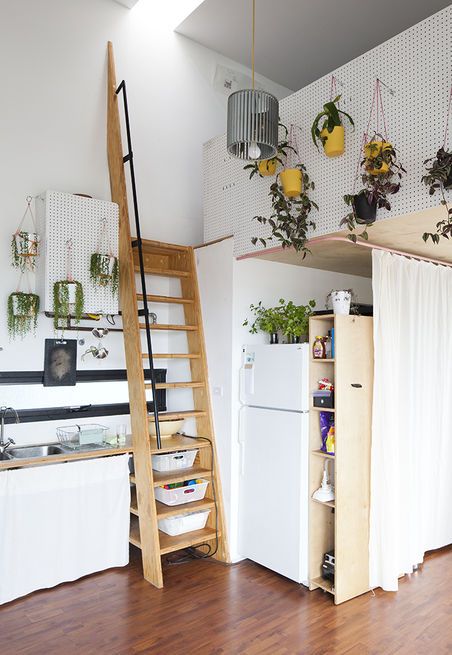 Small Kitchen Storage Solutions, Plants Hanging, Deco Studio, Small Kitchen Storage, Farmhouse Side Table, Kitchen Storage Solutions, Smart Kitchen, Tiny Spaces, Interior Modern