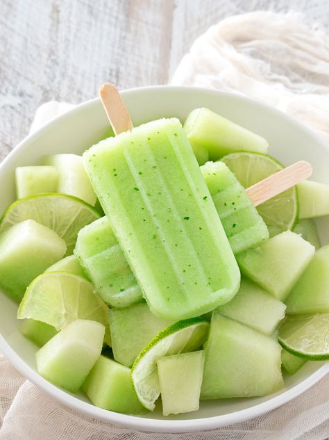 Easy Snacks For Party, Easy Snacks Ideas, Snacks Ideas For Kids, Homemade Popsicles Healthy, Mint Popsicles, Summer Popsicle Recipes, Snacks For Party, Gourmet Popsicles, Healthy Popsicles