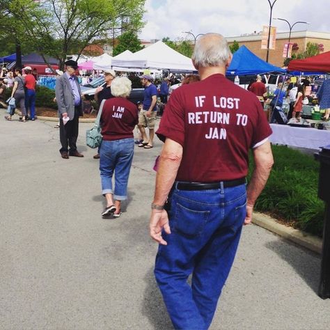 If Lost Return To Jan. He Stayed With Her The Whole Time | Bored Panda Nicholas Sparks, Vieux Couples, People Holding Hands, Elderly Couples, Old Couples, Matching Couple Shirts, The Perfect Guy, Serious Relationship, Charlie Chaplin