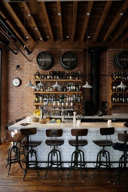 INSPIRING INDUSTRIAL BAR DECORATION See more at: http://vintageindustrialstyle.com/inspiring-industrial-bar-decoration/ Rustic Coffee Shop, Bar Deco, Plafon Gypsum, Decoration Restaurant, Bar Inspiration, Bar Interior Design, Industrial Bar, Coffee Shop Decor, Home Bar Decor