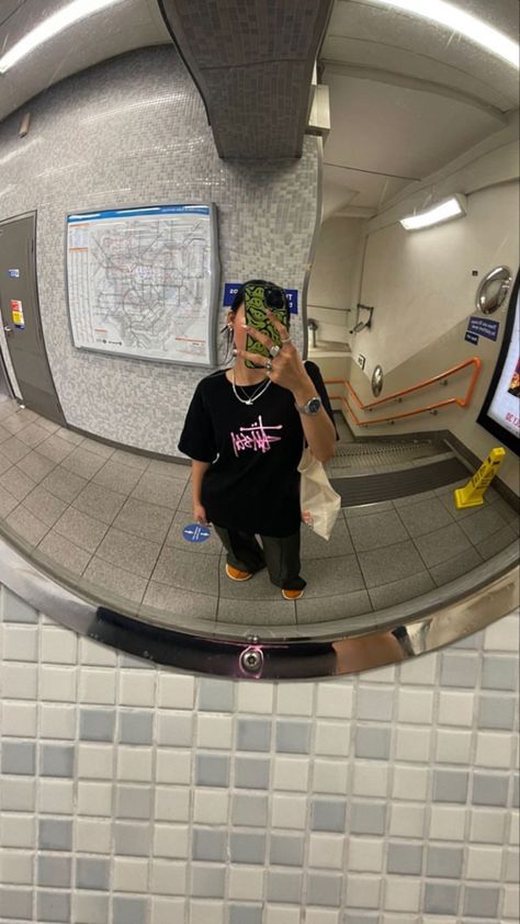 London Baby, Subway Train, Pic Pose, Aesthetic Fits, Streetwear Aesthetic, Foto Poses, Mirror Pic, Foto Ideas Instagram, Instagram Photo Inspiration