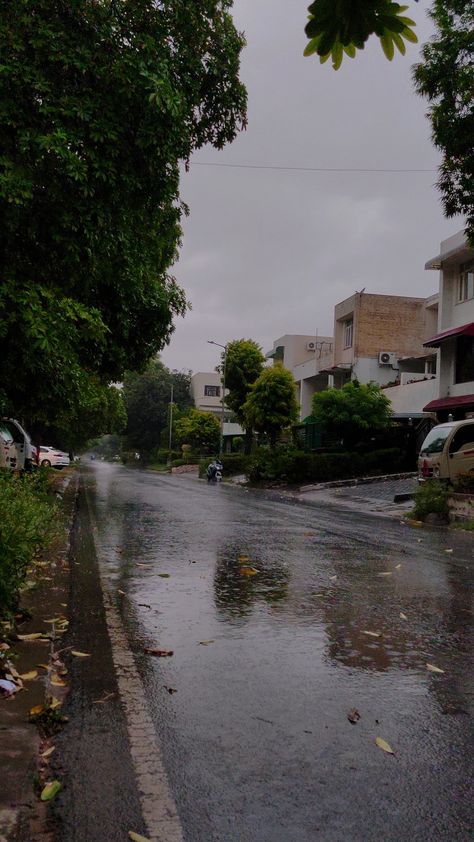 City Beautiful Maan Meri Jaan, Rainy Mood, Rainy Sky, Dark Naturalism, Seasons Photography, Rainy Day Aesthetic, I Love Rain, Rain Wallpapers, Rain Days