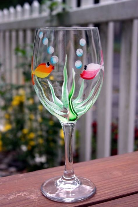 Glass painting ideas for beginners is a charming idea that has a lot of appeal but many of us stay away from it on the assumption that it is not easy to do. Camping Wine Glasses, Glassware Painting, Glass Painting Ideas, Fishes Swimming, Pebeo Porcelaine 150, Painted Glassware, Wine Glass Designs, Diy Wine Glasses, Hand Painted Glassware