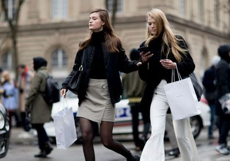 Paris Street Style Fall, Street Style 2018, Culture Clothing, Snow Fashion, Paris Mode, Paris Fashion Week Street Style, Womenswear Fashion, Paris Street Style, Autumn Street Style