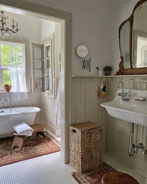 Bathroom With Couch, Salt Box Home Interiors, Italian Cottage Aesthetic Bedroom, Cottage Core Master Bath, Cottage Bathroom Inspiration Vintage, Organic European Decor, Coastal Grandma Bathroom Ideas, Cool Small Bathroom Ideas, Cozy Bright Home