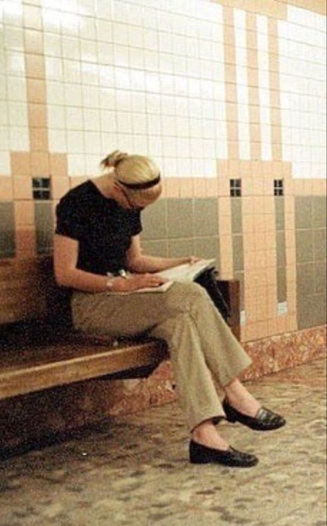 Carolyn Bessette Kennedy catching a train at Franklin St. station in Manhattan , 1998 Caroline Bassett Outfits, Carolyn Bassette, 90s Minimalism Fashion, Model Off Duty Style, 90s Minimalism, Carolyn Bessette, Nyc Fall, Jfk Jr, Meg Ryan