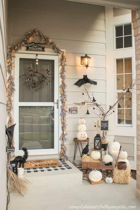 Halloween Lantern Decor Front Porch, Witch Themed Front Porch, Natural Halloween Decor Front Porch, Boho Halloween Porch, Halloween Decorations Door Front Porches, Black And White Halloween Decor Porch, Halloween Front Entry Ideas, Boho Halloween Decor Front Porch, Neutral Halloween Decor Front Porch