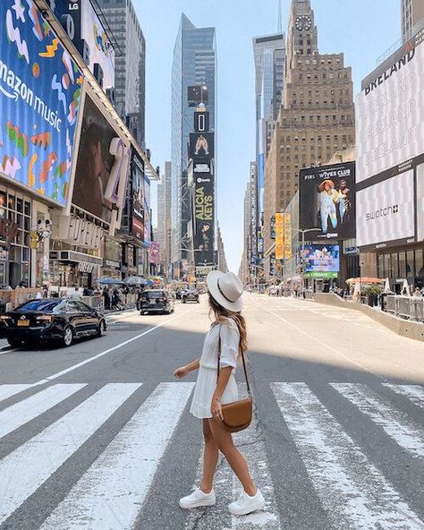 Poses In New York City, Empire State Building Outfit, Time Square New York Pictures Ideas, Empire State Building Picture Ideas, Time Square Photoshoot, Times Square Pictures Ideas, New York Picture Ideas, City Bucket List, New York Trip Planning