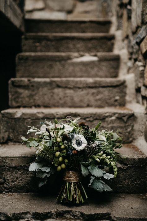 Wedding Flowers Church, Berry Bouquet, White Anemones, Floating Candles Wedding, Dark Green Wedding, Green Wedding Bouquet, Bouquet Images, Green Wedding Flowers, Wedding Flowers Peonies