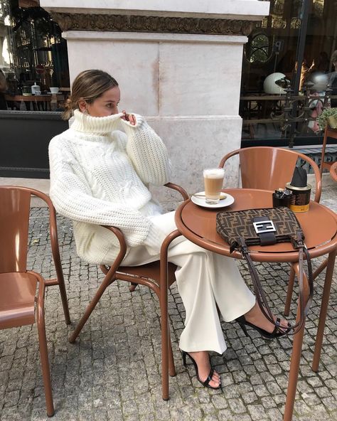 Parisisk Chic, Neutral Dressing, Style Chic Parisien, Aritzia Style, Sofia Coelho, Bekväma Outfits, Minimalist Moda, Dress Like A Parisian, Dorothy Dandridge