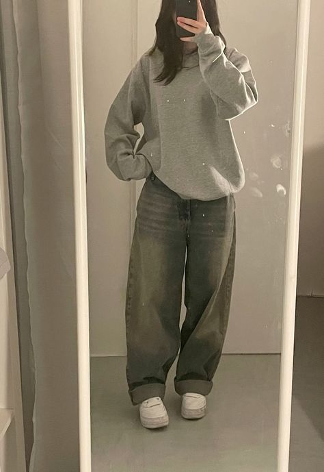 Gray Crop Sweater Outfit, Baggy But Cute Outfits, Women’s Baggy Aesthetic, Winter Outfit Baggy Jeans, Baggy Oversized Jeans, Oversize Grey Sweater Outfit, Cute Baggy Jeans Outfit For School, Cute Baggy Clothes Style, Baggy Hoodie And Jeans