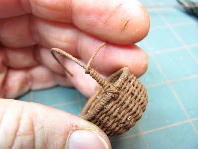 Dollhouse Miniature Furniture - Tutorials | 1 inch minis: Weaving a Basket with Crochet Thread Tutorial - How to weave a basket using painted crochet thread and covered wire. Come Intrecciare, Miniature Basket, How To Weave, Dollhouse Miniature Tutorials, Basket Uses, Crochet Thread, Dolls Houses, Miniature Diy, Miniatures Tutorials