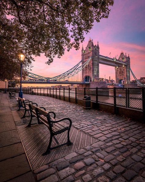 Photos Of Britain 🇬🇧 on Instagram: “Who would you love to sit on this London bench with? Love this early morning view of Tower Bridge in the capital captured by @leemumford8 .…” London Wallpaper, London Dreams, Tower Bridge London, London Aesthetic, Dream Place, Set Designs, Fotografi Alam Semula Jadi, London Places, London Bridge