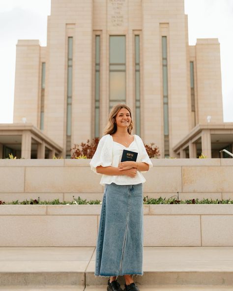 SISTER MISSIONARY GIVEAWAY! 75 days until my bookings are closed & I am officially a sister missionary & I wanted to celebrate with a giveaway 😍✨📸 3 Easy Steps: 1- follow @emilybphotoandfilm 2- tag your friends below 3- SHARE SHARE SHARE on your story Winner announced on Friday 🤘🏼 *can be used on a one hour missionary session, portrait session or senior session* **cannot be used on already booked sessions** Lds Mission Pictures Sister Missionaries, Missionary Pictures With Flag, Missionary Photoshoot Sister, Mission Pictures Sister Missionaries, Missionary Outfits Sister, Lds Missionary Outfits Sisters, Lds Church Outfits, Lds Missionary Pictures, Lds Sister Missionary Outfits