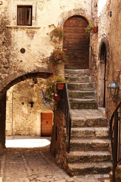 Old Building, Northern Italy, Pescara Italy, Stone Steps, Santo Stefano, Fotografi Vintage, Italy Aesthetic, Hus Inspiration, Urban Sketching