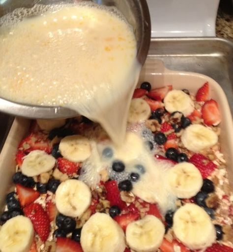 Oatmeal With Strawberries, Resep Oatmeal, Menu Sarapan Sehat, Strawberries Blueberries, What's For Breakfast, Baked Oatmeal, Oatmeal Recipes, Breakfast Brunch Recipes, Breakfast Dishes