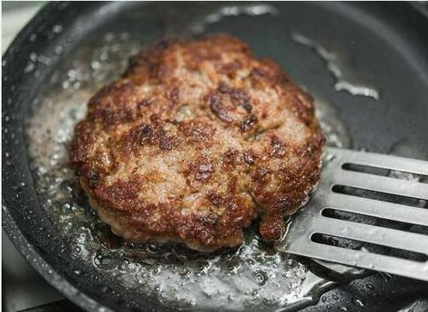 Essen, Bobby Flay Burger Recipe, Hamburgers On The Stove, Stovetop Burgers, Pan Burgers, Best Hamburger Recipes, Burgers On The Stove, How To Cook Hamburgers, Burger Recipes Beef