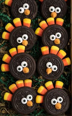 Oreo Thanksgiving Turkeys, Oreo Candy Corn Turkey, Friendsgiving Desserts Easy, Turkey Made Out Of Candy, Fun Fruit Appetizers, Thanksgiving Decorations For Daycare, Crafts With Candy Corn, Candy Corn Food Ideas, Turkey Oreo Cookies