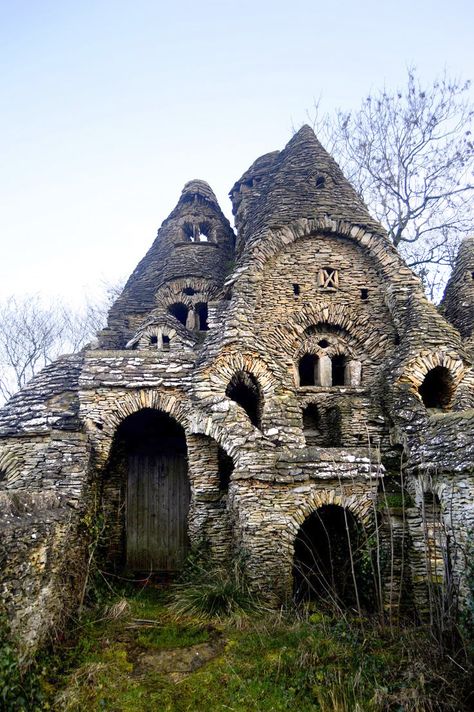 Abandoned Castles, Abandoned Mansions, House England, Old Abandoned Buildings, Old Abandoned Houses, Unusual Buildings, Old Stuff, Hobbit House, Fantasy Places