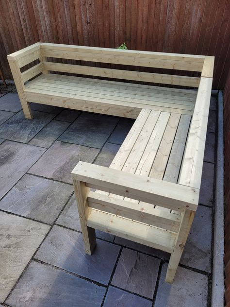 Outdoor Corner Bench, Benches Diy, Corner Bench, Outside Furniture, Hemma Diy, Diy Garden Furniture, Outdoor Furniture Plans, Tables Diy, Diy Bench