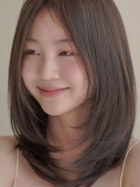 layered lob with c curls Asian Hair Square Face, Oval Layer 3 Tingkat, Asian Woman Haircut Medium Mid Length, Japanese Haircut Round Faces, Korean Hair 2023, Korean Hair Layers Medium, Shoulder Length Hair With Layers Korean, Layered Hair Korean Medium, Haircuts For Medium Hair Oval Face