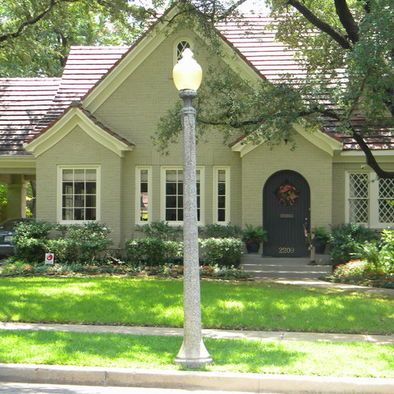 salola house two toned light green with black door Light Green House, Stucco House, Painted Brick House, Tudor Revival, Porte Cochere, Cottage Style Homes, Casas Coloniales, Tudor House, Painted Brick