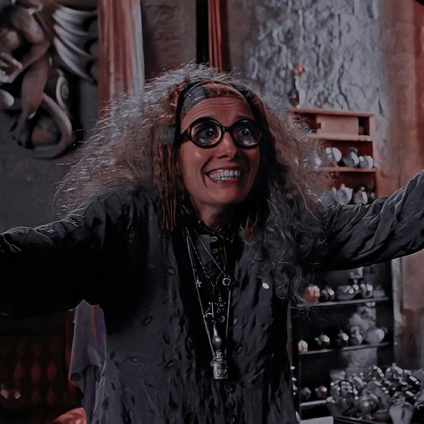 Trelawney Aesthetic, Sybill Trelawney, Hogwarts Classes, Hp Aesthetic, Hogwarts Dr, Ronald Weasley, Harry Poter, Harry Potter Icons, Harry Potter Images