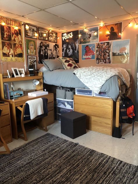 Dorm Layout, Posters Rock, Dorm Room Layouts, College Bedroom Decor, College Dorm Room Inspiration, Rock Room, Dream Dorm Room, Dorm Room Posters, Cozy Dorm Room