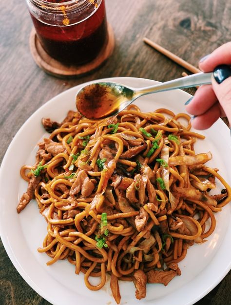 Essen, Shanghai Noodles, Chinese Noodle Recipes, Fried Noodle, Tiffy Cooks, 15 Minute Dinners, Vegetarian Oyster Sauce, Authentic Asian Recipes, Pork Noodles