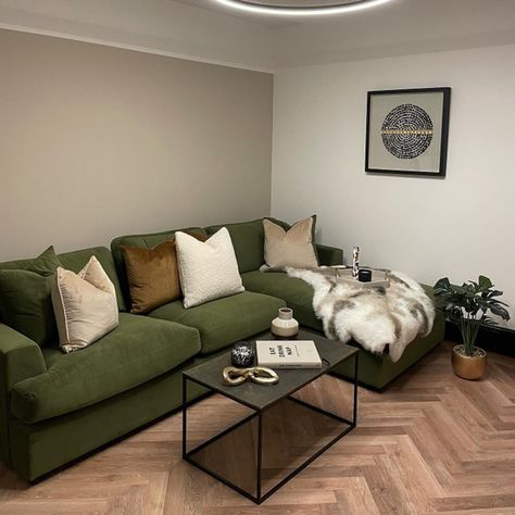 Living Room Design Green, Olive Living Rooms, Green Couch Living Room, Corner Sofa Living Room, Olive Sofa, Green Sofa Living Room, Velvet Sofa Living Room, Cosy Sofa, Trending Furniture