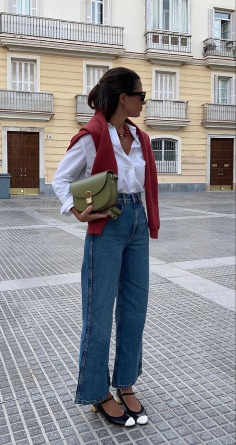 Cool London Outfits, Work Outfits Women Office Casual, White Cropped Trousers Outfit, Ny Style Outfits, Campaign Outfits Women, Green Top Work Outfit, How To Style Striped Button Down Shirt, Soft Colors Outfit, Chunky Glasses Outfit