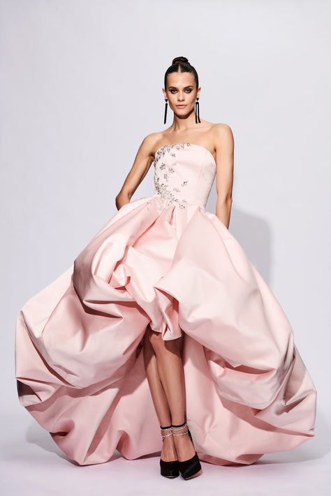 Vestidos Color Vino, Fashion Design Inspiration, Pre Fall 2023, Nyfw Street Style, Fashion Gowns, Runway Dresses, Column Dress, Christian Siriano, Gala Dresses