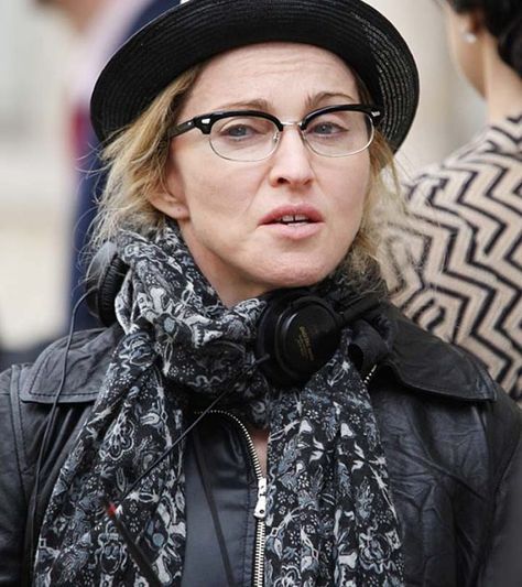 Top 9 Shocking Pictures of Madonna without Makeup (#6 Is So Cool) Lady Gaga Without Makeup, Madonna Makeup, Glasses Eye Makeup, Madonna Hair, Madonna Rare, Picture Clips, Celebs Without Makeup, Madonna 80s, Lady Madonna