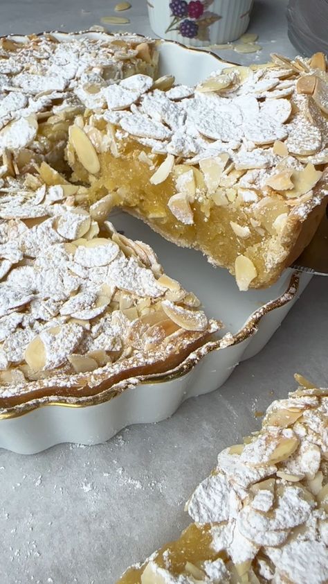 Almond Frangipane Tart with almond slices and powdered sugar Pie, Almond Flavored Desserts, Almond Tarts, Dessert Tarts, Oreo Rice Krispie Treats, Cinnamon Roll Frosting, Almond Frangipane, Almond Filling, Chocolate Rice Krispie Treats