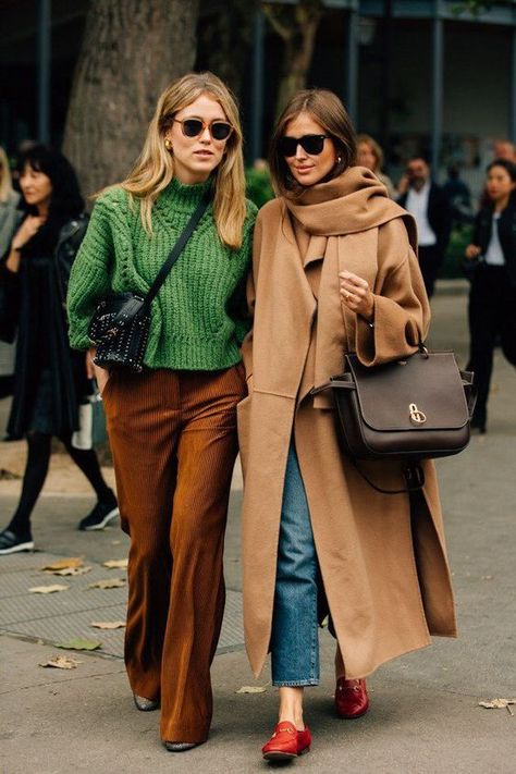 Early Fall Street Style, Chic Fall Winter Outfits, Parisian 70s Fashion, Classy Effortless Style, Effortless Style Winter, Stockholm Street Style Winter, Chic Pride Outfit, Red For Fall, Chartreuse Bag Outfit