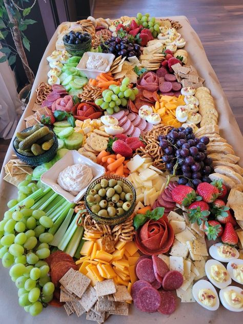 Summer Buffet Food Ideas Garden Parties, Small Wedding Grazing Table Ideas, Garden Charcuterie Board, Easy Grazing Table Ideas, Charcuterie Boards For Wedding, Small Grazing Table Ideas, Butterfly Snacks, Charcuterie Board Wedding, Grazing Food