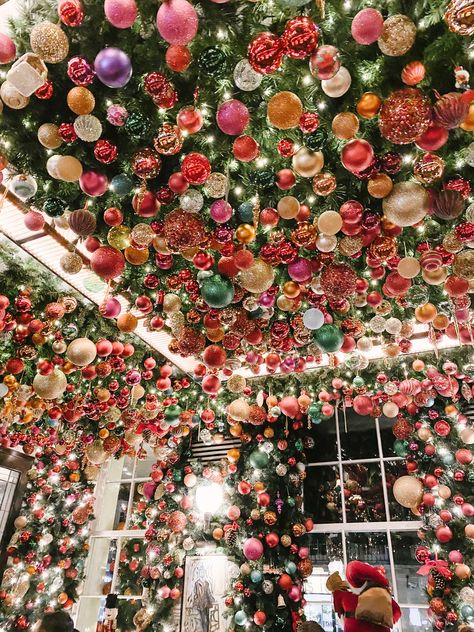 Store Front Christmas Decorations, Vintage Christmas Store Displays, Department Store Christmas Decorations, Christmas Ceiling Decorations Diy, Christmas Store Ideas, Retail Holiday Decor, Holiday Store Window Displays, Christmas Market Party, Christmas Shop Display Ideas